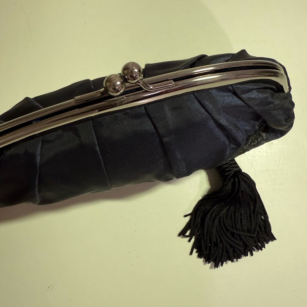 VINTAGE ELEGANT NAVY/BLACK CLUTCH WITH EMBROIDERED FLOWERS & TASSEL - Picture 5 of 9